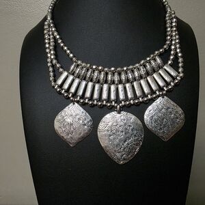 Elegant Silver Necklace with Intricate Detailing